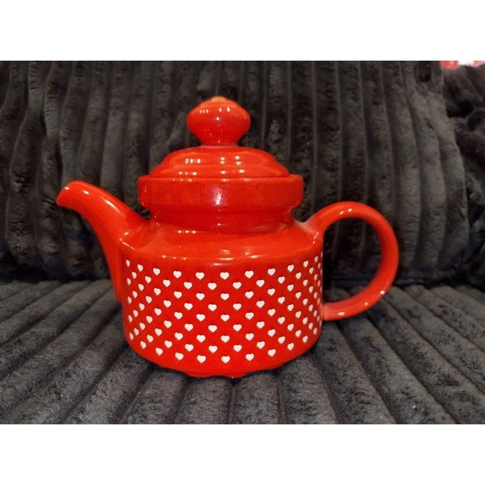 Vintage WAECHTERSBACH W. GERMANY Tea Pot Red With White Hearts - 1 Chip Inside‎